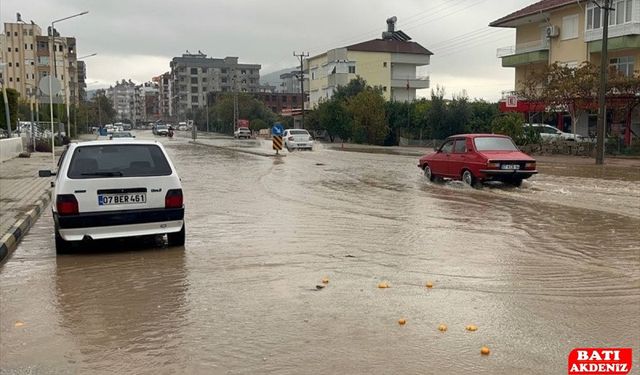 Antalya Kumluca'da sağanak hayatı olumsuz etkiledi