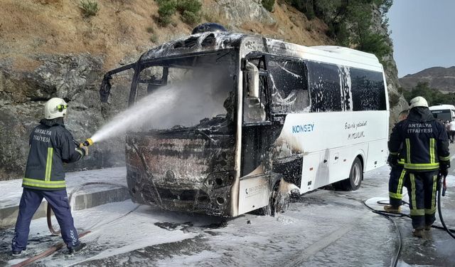 Antalya'da seyir halindeki midibüste çıkan yangın söndürüldü