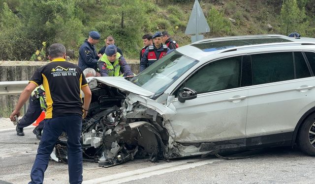 Burdur'da iki otomobilin çarpıştığı kazada 1 kişi öldü 7 kişi yaralandı