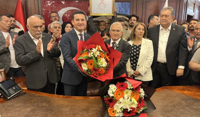 Kumluca Belediye Başkanı Avcıoğlu mazbatasını aldı