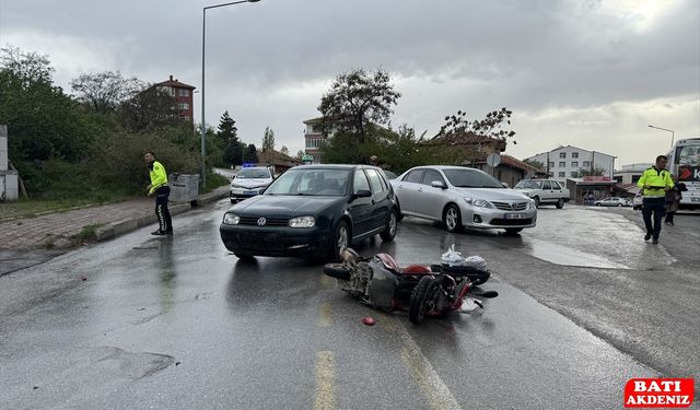 Otomobil ile çarpışan motosiklet sürücüsü yaralandı