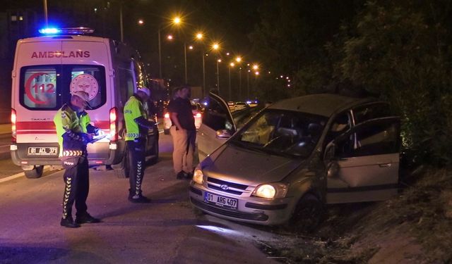 Adana'da iki otomobilin çarpıştığı kazada 3 kişi yaralandı