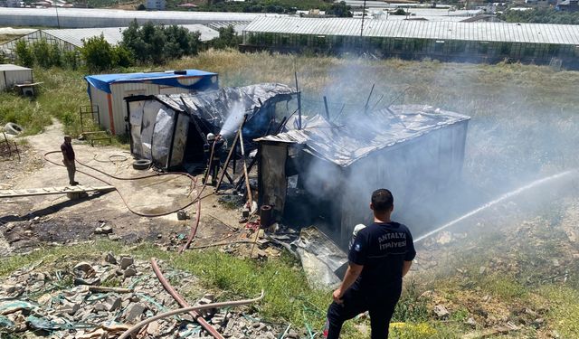 Gazipaşa'da çıkan yangında 2 konteyner zarar gördü