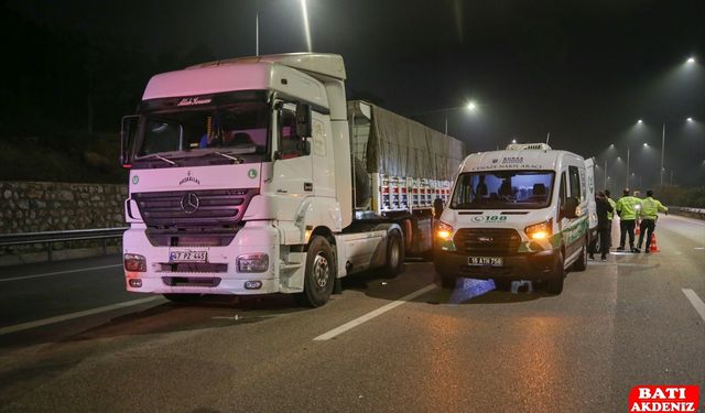Finike’de tomruk yüklü tır refüje devrildi