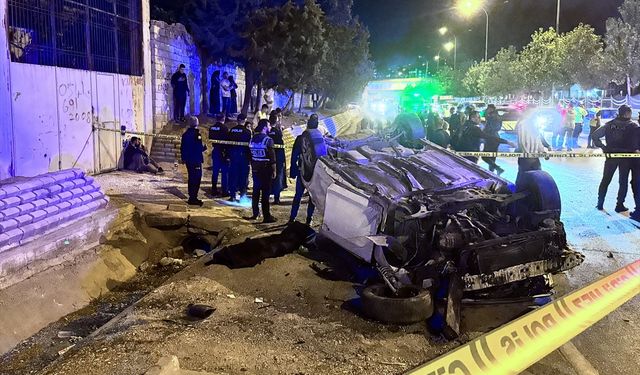 Kepez’de otomobil takla attı: Sürücü yaralı kurtarıldı
