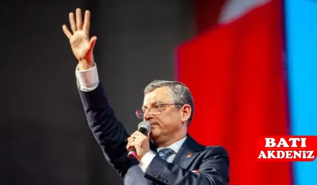 Özgür Özel İsviçre’de Ayakta Alkışlandı