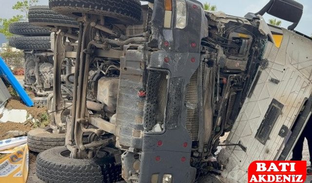 Antalya’da film gibi kaza! Durağa çarptı, kamyona girdi, istasyona daldı