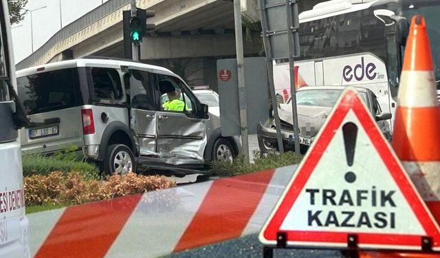 Antalya'da kavşakta kaza! Hafif ticari araç sürücüsü yaralandı!