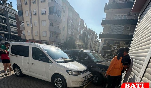 Kumluca’da korkutan kaza: Kontrolden çıkan otomobil AVM’ye çarparak durabildi