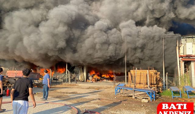 Antalya’da İki Depoda Yangın!