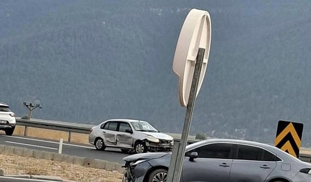 Elmalı-Finike Karayolunda Maddi Hasarlı Trafik Kazası