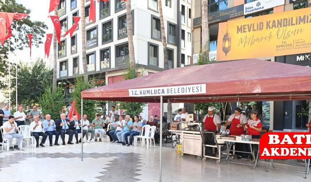 Kumluca Cumhuriyet Meydanı’nda Kandil Coşkusu: Lokmalar Paylaşıldı