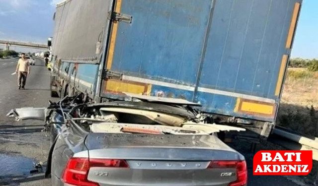 Tıra Saplanan Volvo Demir Yığınına Döndü!