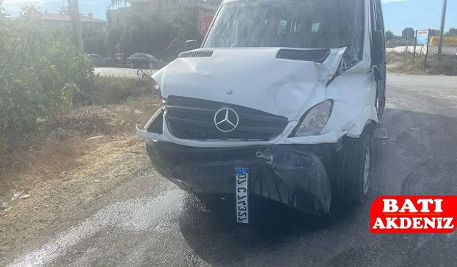 Antalya’da Servis ve Tur Minibüsü Çarpıştı: 9 Öğrenci Yaralı