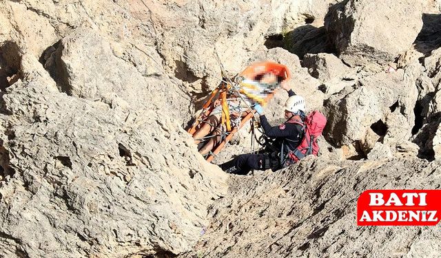 Falezlerde Hayatını Kaybeden Adamın Cenazesini Yüzerek İzlediler