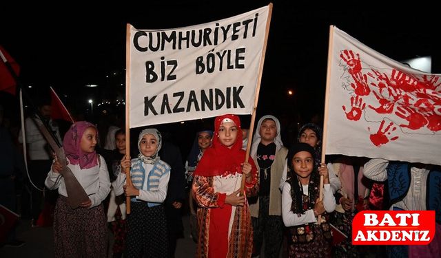 Cumhuriyet Sevinci Kumluca’da Geceyi Aydınlattı!