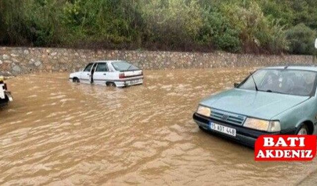 Alanya göle döndü — D-400 karayolunda araçlar mahsur kaldı, sahilde kafe sel sularına teslim oldu