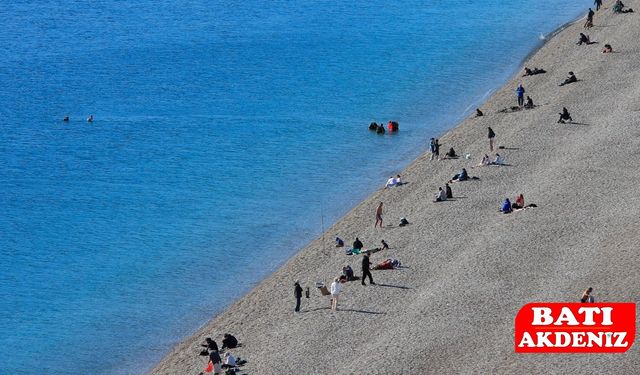 Türkiye Karla Mücadele Ederken Antalya’da Deniz Keyfi