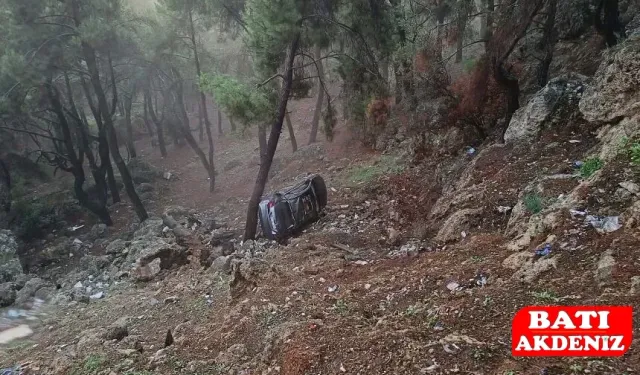 Antalya’da Uçurumda Mahsur Kalan Sürücü Halatla Kurtarıldı