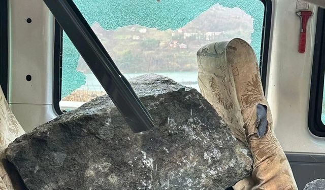 Kaya Parçası Yolcu Minibüsüne İsabet Etti