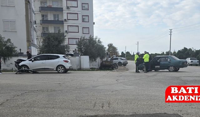 Kumluca’da Kontrolsüz Kavşakta Trafik Kazası
