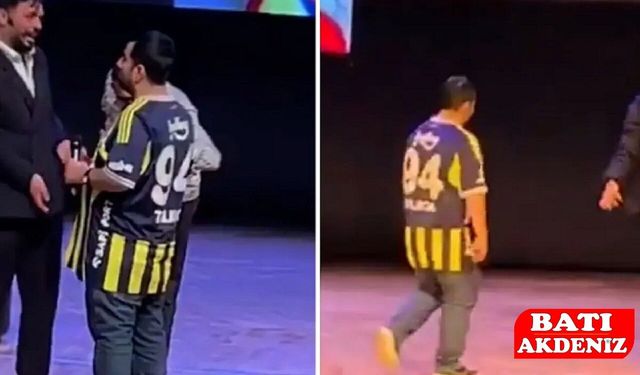 Canlı Yayında Gerginlik: Kadıköy Boğası Mikrofonu Fırlatıp Gitti