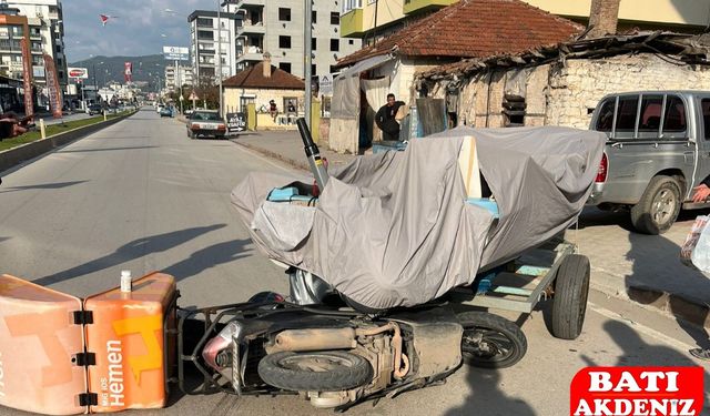 Kumluca’da Motosikletli Kurye ile Kayık Taşıyan Römork Çarpıştı