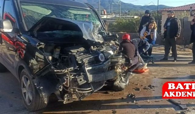 Hafif Ticari Araç ile İşçi Minibüsü Kafa Kafaya Çarpıştı, 7 Yaralandı