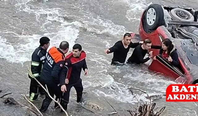 Otomobil Yeşilırmak’a Uçtu: Anne ve Kızı Kurtarıldı