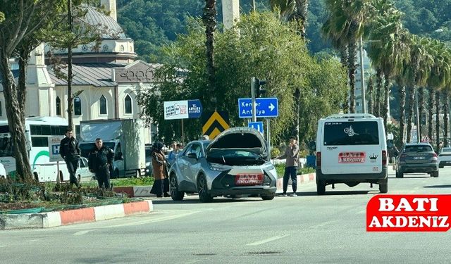 Kumluca Kale Kule Kavşağında Trafik Kazası: 1 Kişi Yaralandı