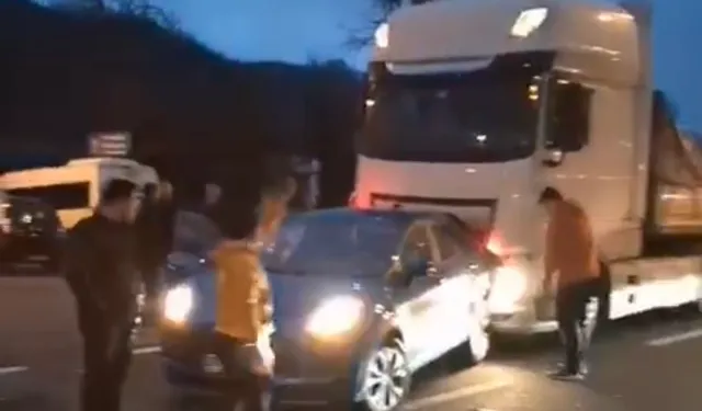 Düzce'de otomobile tır arkadan çarptı!