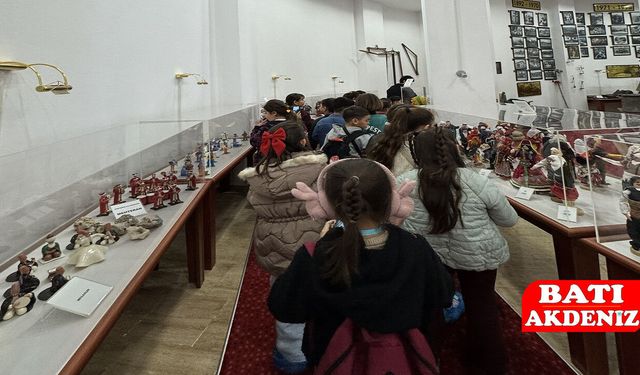 Finike Atatürk İlkokulu 2. Sınıf Öğrencilerinden Kumluca Müzesi’ne Eğitici Ziyaret