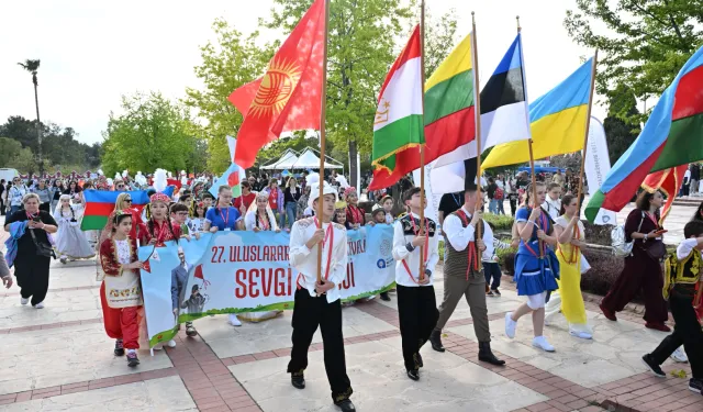 Antalya'da çocuklar Sevgi Korteji'nde buluştu