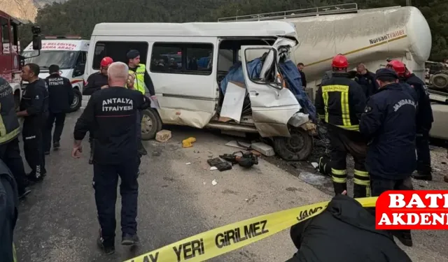 Burdur Feci Trafik Kazası! İşçi Servisi Tırla Çarpıştı, 7 Kişi Hayatını Kaybetti