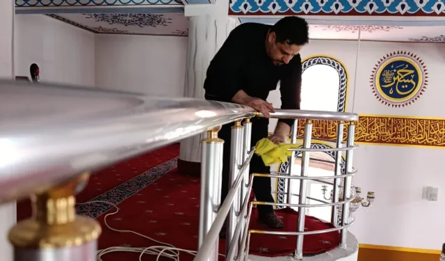 Ağrı'da elinde bez, gönlünde hizmet... Cesim Hoca camiyi bayrama hazırladı