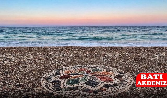 Antalya Sahilinde Gizli Sanatçıdan Görsel Şölen: Çakıl Taşlarını Nakış Gibi İşledi