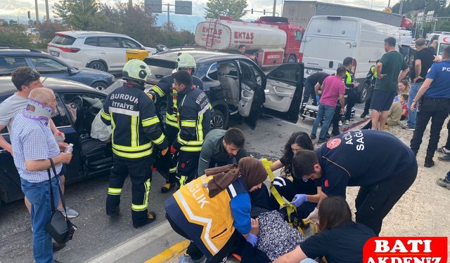 Antalya'da Korkutan Kaza! Antalya Kavşağı'nda Araçlar Birbirine Girdi: 5 Yaralı var