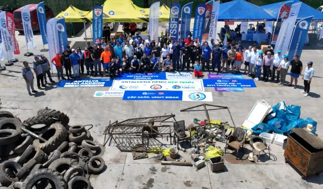 Antalya'da denizden çöp konteynırı çıktı