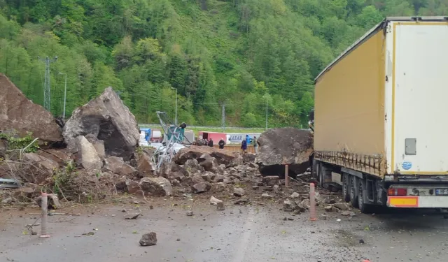 Artvin'de heyelan! Yabancı tır hasar aldı!