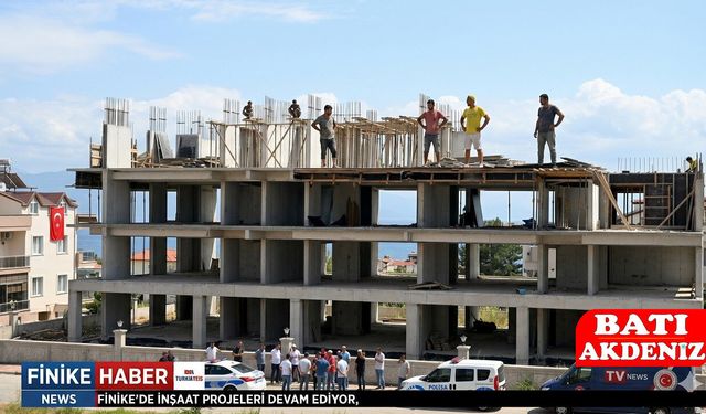 Finike’de İnşaat İşçileri Çatıya Çıktı! Ücretlerini Alamayan İşçilerden Eylem