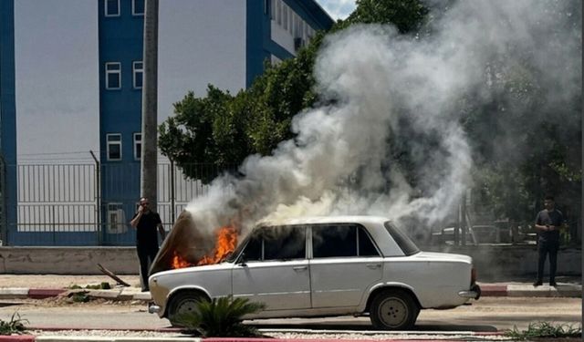 Kumluca’da Korkutan Araç Yangını: Otomobil Alevlere Teslim Oldu!