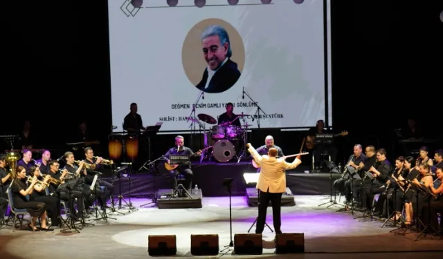 Edip Akbayram ve Volkan Konak İzmir'de şarkılarla anıldı