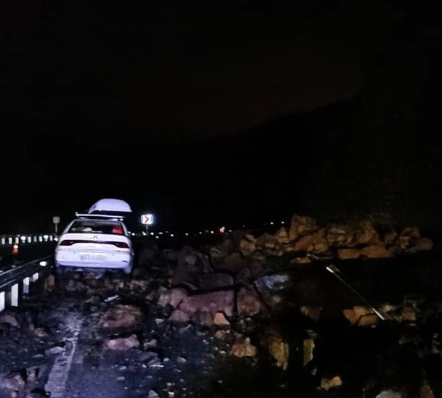 Bitlis-Baykan kara yolunda heyelan meydana geldi