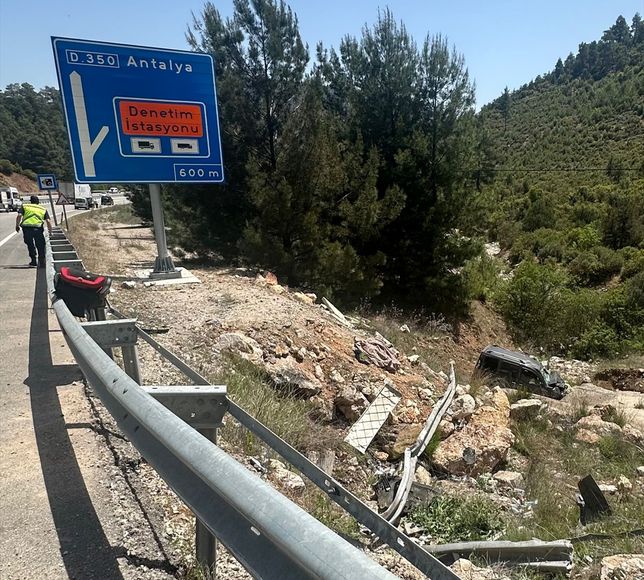 Antalya'da hafif ticari aracın devrildiği kazada 1 kişi öldü, 2 kişi yaralandı