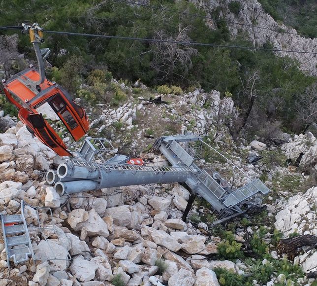 Antalya'daki teleferik kazasının ardından oluşan enkaz havadan görüntülendi