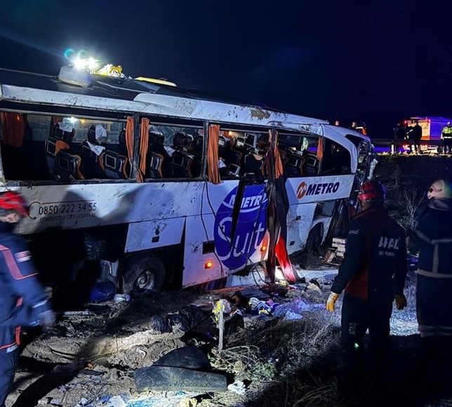 Yolcu otobüsünün devrilmesi sonucu 2 kişi öldü, 20 kişi yaralandı