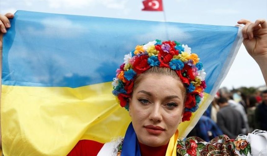 Antalya'da yaşayan Ukraynalılar, Rusya'nın ülkelerine yönelik saldırısına tepki gösterdi.