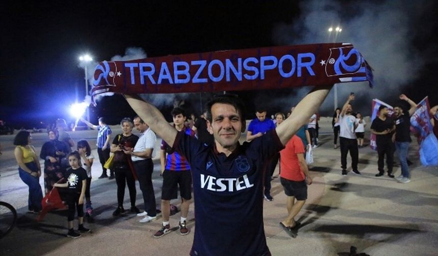 Trabzon taraftarları şampiyonluğu kutluyor