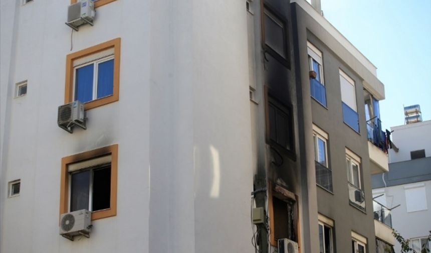 Antalya'da evde çıkan yangında hasar oluştu