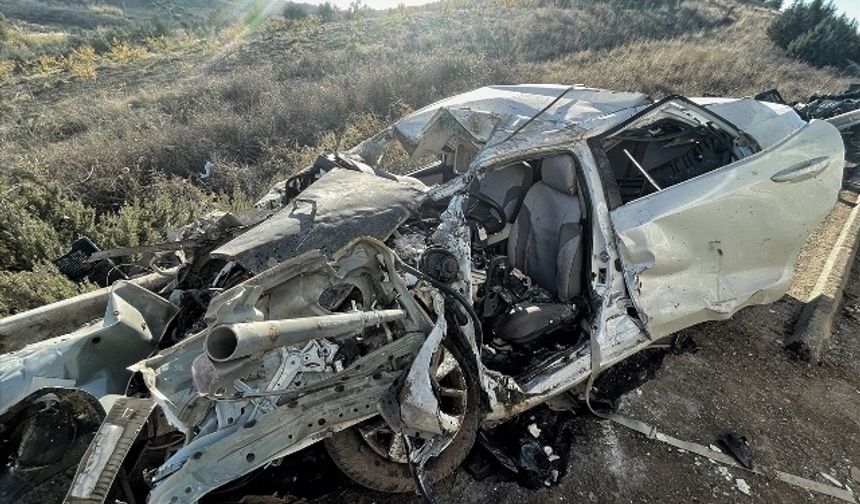 Mersin'de kamyon ile otomobilin çarpışması sonucu 2 kişi hayatını kaybetti.
